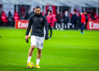 AC Milan 'dan Zlatan Ibrahimoviç, İtalya' nın Milano kentinde oynanan AC Milan - Crotone FC maçında ısınıyor.
