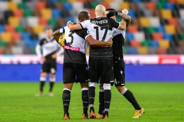 Udinese Calcio, İtalya 'nın Udine şehrindeki Dacia Arena Stadyumu' nda oynanan Udinese Calcio-Hellas Verona maçında kazandığı galibiyetten sonra takım arkadaşlarıyla coşkuyla anıyordu.