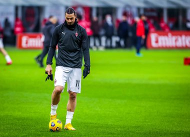 AC Milan 'dan Zlatan Ibrahimoviç, İtalya' nın Milano kentinde oynanan AC Milan - Crotone FC maçında ısınıyor.
