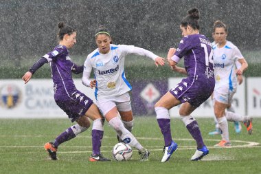 Eleonora Goldoni (Napoli), Greta Adami (Fiorentina Femminile), Tessel Middag (Fiorentina Femminile) İtalyan futbol takımı Serie A Women maçında ACF Fiorentina femminile Napoli Femminile 'ye karşı Firenze, İtalya' da Gino Bozzi Stadyumu, 07 Şubat 202