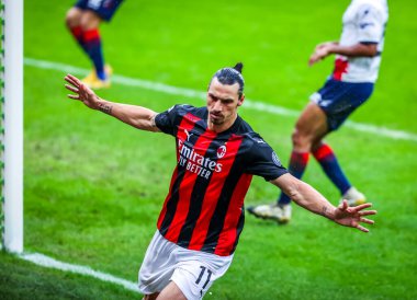 AC Milan 'dan Zlatan Ibrahimoviç, İtalya' nın Milano kentindeki Giuseppe Meazza Stadyumu 'nda oynanan AC Milan-Crotone FC maçında gol attıktan sonra kutlama yapıyor.