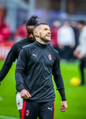 AC Milan 'dan Ante Rebiç İtalya Serie A karşılaşmasında Milan ile Crotone FC maçında Milano, İtalya' daki Giuseppe Meazza stadyumunda ısınıyor.
