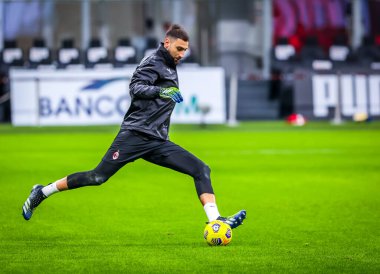 AC Milan 'dan Gianluigi Donnarumma, İtalya' nın Milano şehrindeki Giuseppe Meazza Stadyumu 'nda oynanan AC Milan - Crotone FC maçı sırasında ısındı.