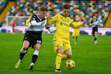 Darko Lazoviç (Hellas Verona) İtalya 'nın Udine kentinde Udinese Calcio ve Hellas Verona FC maçında Jens Stryger Larsen (Udinese) ile mücadele ederken - Udine, İtalya' da Dacia Arena Stadyumu, 07 Şubat 2021 - Fotoğraf: LiveMedia / Ettore G