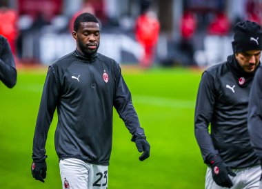 AC Milan 'dan Fikayo Tomori, İtalya' nın Milano kentinde oynanan AC Milan - Crotone FC maçında ısınıyor.