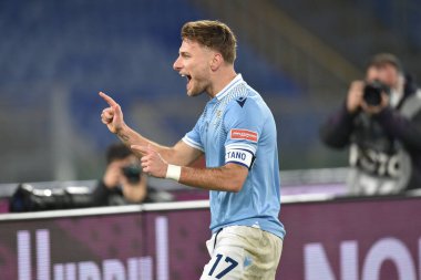 SS Lazio 'dan 17 yaşındaki Ciro Immobile, İtalya' nın başkenti Roma 'daki Stadio Olimpico' da oynanan SS Lazio-Cagliari Calcio maçının açılış golünü attıktan sonra takım arkadaşlarıyla birlikte kutluyor: LiveMedia / Claudio Pasquaz