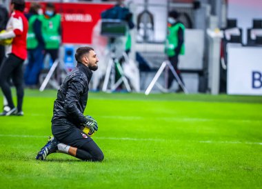 AC Milan 'dan Gianluigi Donnarumma, İtalya' nın Milano şehrindeki Giuseppe Meazza Stadyumu 'nda oynanan AC Milan - Crotone FC maçı sırasında ısındı.