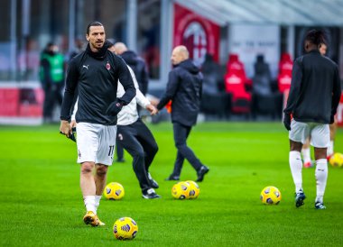 AC Milan 'dan Zlatan Ibrahimoviç, İtalya' nın Milano kentinde oynanan AC Milan - Crotone FC maçında ısınıyor.