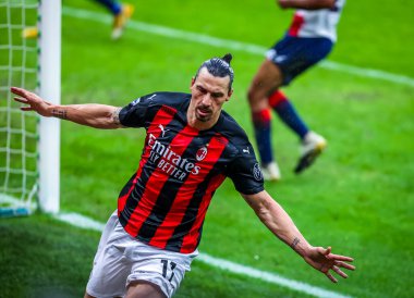 AC Milan 'dan Zlatan Ibrahimoviç, İtalya' nın Milano kentindeki Giuseppe Meazza Stadyumu 'nda oynanan AC Milan - Crotone FC maçında 500 gol attıktan sonra kutlama yapıyor - Kredi: LiveMedia / Fabrizio Carabelli