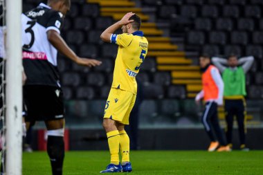 Davide Faraoni (Hellas Verona) Udinese Calcio - Hellas Verona FC maçında Udine, İtalya 'daki Dacia Arena Stadyumu' nda oynanan Udinese Calcio maçında 7 Şubat 2021 tarihinde bir gol atamadıktan sonra umutsuzluğa düştü.