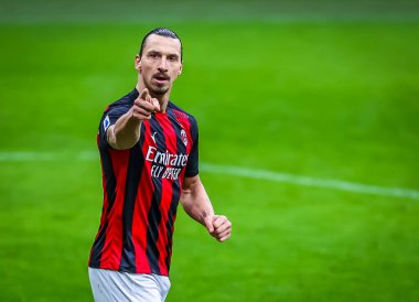 AC Milan 'dan Zlatan Ibrahimoviç, İtalya' nın Milano kentindeki Giuseppe Meazza Stadyumu 'nda oynanan AC Milan-Crotone FC maçında gol attıktan sonra kutlama yapıyor.