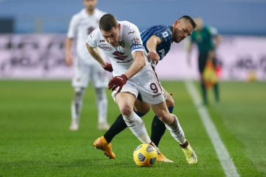 Andrea Belotti (Torino FC) ve Rafael Toloi (Atalanta) İtalya 'nın Bergamo kentindeki Gewiss Stadyumu' nda oynanan Atalanta BC-Torino FC maçı sırasında, kredi: LiveMedia / Francesco Scaccianoce
