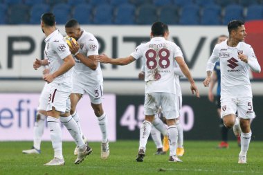 Gleison Bremer (Torino FC), İtalya 'nın Bergamo kentindeki Gewiss Stadyumu' nda oynanan Atalanta BC maçında Torino FC 'nin attığı ikinci golü kutluyor.