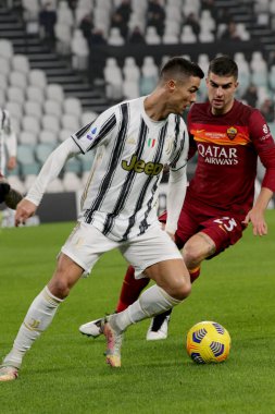 İtalya 'nın Torino kentindeki Allianz Stadyumu' nda oynanan Juventus FC-AS maçında topu kontrol eden Cristiano Ronaldo (Juventus FC), 6 Şubat 2021 - Fotoğraf: LiveMedia / Claudio Benedetto