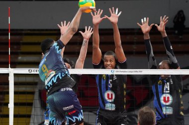 Wilfredo leon venero (n.9 hitter spiker sir safe conad perugia) schiaccia during CEV Champions League voleybol maçı sırasında VB Tours vs Sir Sicoma Monini Perugia at the PalaEvangelisti, İtalya, 11 Şubat 2021 - Fotoğraf: LiveMedia / Loris Cerqu