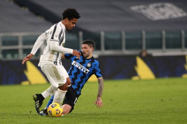 İtalya Coppa Italia maçında Stefano Sensi (FC Internazionale) Weston McKennie 'ye (Juventus FC) karşı, İtalya' nın Torino kentindeki Allianz Stadyumu 'nda Juventus FC FC Internazionale maçında, 9 Şubat 2021 - Fotoğraf: LiveMedia / Claudio Benedetto