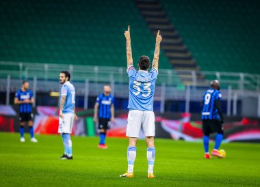 SS Lazio 'dan Francesco Acerbi, İtalya' nın Milano kentindeki Giuseppe Meazza Stadyumu 'nda oynanan FC Internazionale maçında tepki gösterdi.