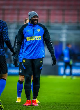 FC Internazionale takımından Romelu Lukaku, İtalya 'nın Milano şehrindeki Giuseppe Meazza stadyumunda oynanan FC Internazionale-SS maçı sırasında ısınıyor.