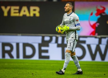 FC Internazionale takımından Samir Handanoviç, İtalya 'nın Milano şehrindeki Giuseppe Meazza Stadyumu' nda oynanan FC Internazionale maçında görev başında.