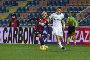 Crotone - Sassuolo, Stadio Ezio Scida arasında 14 Şubat 2021 'de Crotone İtalya / LiveMedia' da oynanan Serie A futbol karşılaşmasında Jacopo Petriccione (Crotone FC) Filip Curiciç (US Sassuolo)