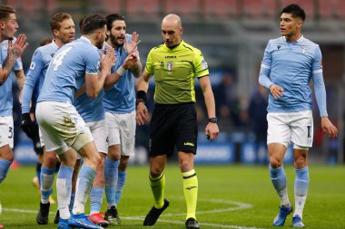 Lazio oyuncuları, Michael Fabbri 'nin İtalya' nın Milano kenti Giuseppe Meazza Stadyumu 'nda oynanan FC Internazionale-SS maçında FC Internazionale FC' ye 14 Şubat 2021 tarihinde penaltı ataması sonrasında protesto ettiler.