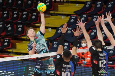 Oleh plotnytskyi (n.17 acı çıkartma efendim güvenlik conad perugia) CEV Şampiyonlar Ligi voleybol maçı sırasında schiaccia Tours VB - Sir Sicoma Monini Perugia PalaEvangelisti, İtalya, 11 Şubat 2021 - Fotoğraf: LiveMedia / Loris Cerquig