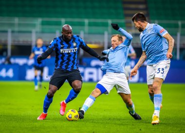 FC Internazionale takımından Romelu Lukaku İtalya LiveMedia / Fabrizio 'daki Giuseppe Meazza Stadyumu' nda oynanan FC Internazionale maçında SS Lazio 'lu Lucas Leiva' ya karşı top mücadelesi veriyor.
