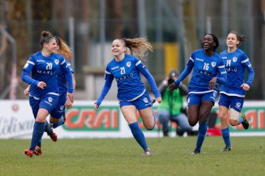 Azzurra Corazzi (San Marino Akademisi) İtalyan futbolu Serie A Women maçında AC Milan-San Marino Akademisi maçında gol attıktan sonra İtalya 'nın başkenti Milano' daki Vismara Spor Merkezi 'nde takım arkadaşlarıyla kutlama yapıyor.