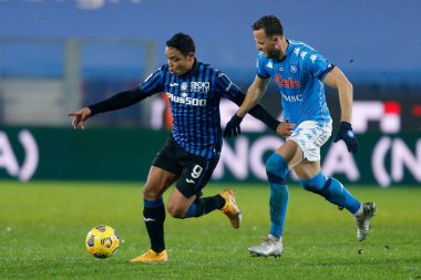 Luis Muriel (Atalanta) ve Amir Rrahmani (SSC Napoli) İtalya 'nın Bergamo kentindeki Gewiss Stadyumu' nda oynanan İtalya Coppa Italia maçında Atalanta BC ve SSC Napoli karşılaşmasında, 10 Şubat 2021 - Kredi: LiveMedia / Francesco Scaccianoce