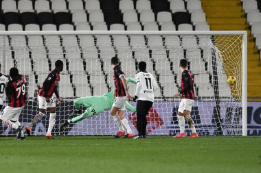 AC Spezia takımından Simone Bastoni, İtalya 'nın La Spezia şehrindeki Alberto Picco Stadyumu' nda oynanan Spezia Calcio-AC Milan maçında 2-0 'lık gol attı.