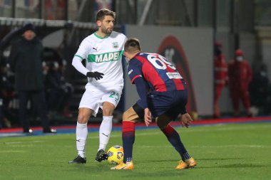 Crotone - Sassuolo, Stadio Ezio Scida ile 14 Şubat 2021 'de Crotone İtalya / LiveMedia' da oynanan Serie A futbol karşılaşmasında Domenico Berardi (US Sassuolo) Arkadiusz Reca (Crotone FC)