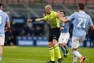 Michael Fabbri İtalya Futbol Ligi Serisi A maçında İtalya 'nın Milano şehrindeki Giuseppe Meazza Stadyumu' nda SS Lazio 'ya karşı FC Internazionale maçında Naziler Arası FC' ye ceza verdi.