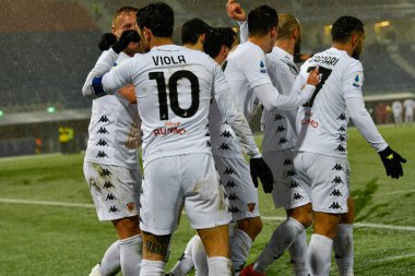 Nicolas Viola (Benevento Calcio) İtalya 'nın Bologna FC - Benevento Calcio maçında 12 Şubat 2021' de İtalya 'nın Bologna kentindeki Renato Dall & # 39; Ara stadyumunda 1-1' lik golü attıktan sonra kutluyor.