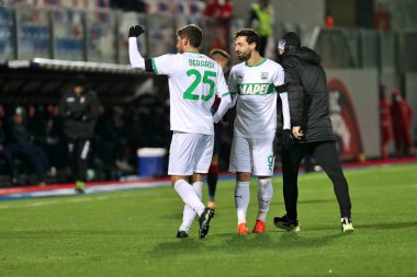 Domenico Berardi (US Sassuolo) Francesco Caputo (US Sassuolo) Crotone - Sassuolo, Stadio Ezio Scida arasında 14 Şubat 2021 'de Crotone İtalya / LiveMedia' da oynanan Serie A futbol maçında gol attıktan sonra kutluyor.