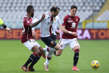 Goran Pandev (CFC Genoa) Armando Izzo ve Rolando Mandragora (Torino FC) arasında İtalya 'nın Torino FC takımına karşı Cenova CFC maçı sırasında Torino FC ile Torino Gran Torino, İtalya, 13 Şubat 2021 - Fotoğraf: LiveMedia / Claudio Benedetto