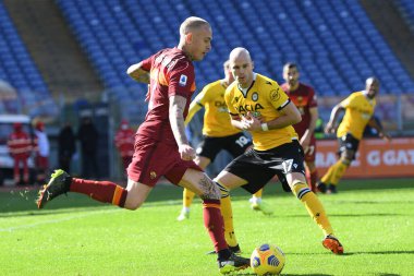 ROME, ITALY - 14 Şubat - Riki Kasdorp (L) İtalyan futbol Serisi AS Roma - Udinese Calcio maçında Udinese 'li Bram Nuytinck' e karşı 14 Şubat 2021 - Fotoğraf: LiveMedia / Claud