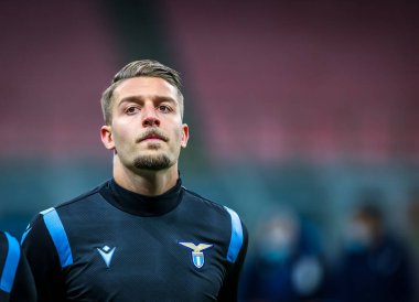 SS Lazio 'dan Sergej Milinkoviç-Saviç İtalya' nın Milano, İtalya 'daki Giuseppe Meazza stadyumunda oynanan FC Internazionale-SS maçı sırasında ısındı.
