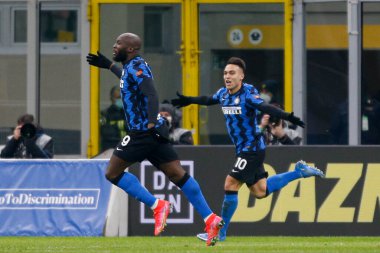 Lautaro Martinez (FC Internazionale) İtalya 'nın Milano şehrindeki Giuseppe Meazza Stadyumu' nda oynanan FC Internazionale maçında 3-1 'lik golü attıktan sonra kutluyor.