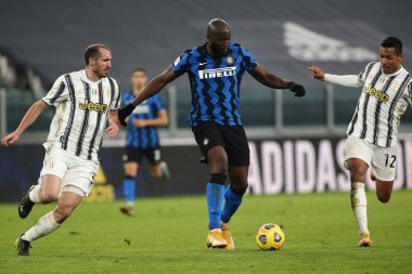 İtalyan futbolu Coppa Italia maçında Giorgio Chiellini (Juventus FC) ve Alex Sandro Lobo Silva (Juventus FC) arasındaki Romelu Lukaku (FC Internazionale) İtalya 'nın Torino kentindeki Allianz Stadyumu' nda oynanan karşılaşma, 09 Şubat 2021 -