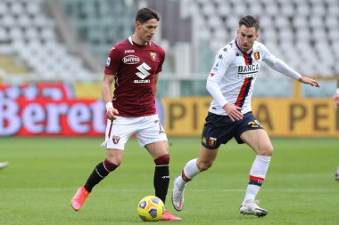 Kevin Strootman (CFC Genoa) İtalya futbolu Serie A maçında Sasa Lukiç 'e (Torino FC) karşı Torino FC ile Cenova CFC karşılaşması, Torin, İtalya' da Gran Torino 'da, 13 Şubat 2021 - Fotoğraf: LiveMedia / Claudio Benedetto