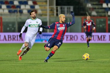 Adam Ounas (Crotone FC) Francesco Caputo (US Sassuolo) Crotone - Sassuolo, Stadio Ezio Scida arasında 14 Şubat 2021 'de Crotone İtalya / LiveMedia' da oynanan Serie A futbol maçı sırasında