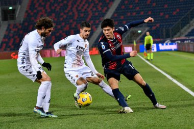 Takehiro Tomiyasu (Bologna FC) İtalya futbol takımı Serie A maçında Renato Dall & # 39; Ara Stadyumu 'nda Bologna FC ile Benevento Calcio maçında 12 Şubat 2021 - Kredi: LiveMedia / Alessio Marini