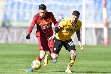ROME, ITALY - 14 Şubat - Udinese vatandaşı Roger Ibanez (L) İtalyan futbolcu Rodrigo De Paul (R) ile İtalya 'nın başkenti İtalya' daki Stadio Olimpico 'da oynanan Roma-Udinese Calcio maçında karşılaşırken, 14 Şubat 2021 - Fotoğraf: LiveMedia / Cla