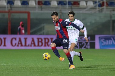 Crotone - Sassuolo, Stadio Ezio Scida ile 14 Şubat 2021 'de Crotone İtalya / LiveMedia' da oynanan Serie A futbol karşılaşmasında Samuel Di Carmine (Crotone FC) Federico Peluso (US Sassuolo)