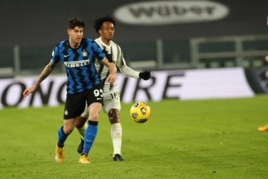 Juan Guillermo Cuadrado Bello (Juventus FC) İtalyan Coppa Italia maçında Alessandro Bastoni 'ye karşı, İtalya' nın Torino kentindeki Allianz Stadyumu 'nda Juventus FC Internazionale maçında, 9 Şubat 2021 - Fotoğraf: LiveMedia / Claudio Be