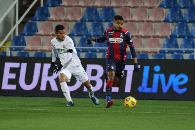 Crotone - Sassuolo, Stadio Ezio Scida ile 14 Şubat 2021 'de Crotone İtalya / LiveMedia' da oynanan Serie A futbol karşılaşmasında Junior Messias (Crotone FC) Rogerio (US Sassuolo)