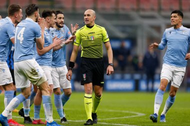 Lazio oyuncuları, Michael Fabbri 'nin İtalya' nın Milano kenti Giuseppe Meazza Stadyumu 'nda oynanan FC Internazionale-SS maçında FC Internazionale FC' ye 14 Şubat 2021 tarihinde penaltı ataması sonrasında protesto ettiler.