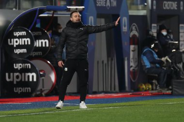 Crotone - Sassuolo, Stadio Ezio Scida ile 14 Şubat 2021 'de Crotone İtalya / LiveMedia' da oynanan Serie A futbol karşılaşmasında teknik direktör Roberto De Zerbi (US Sassuolo)