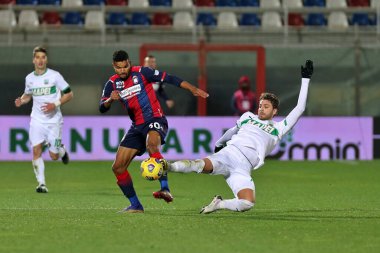 Crotone - Sassuolo, Stadio Ezio Scida ile 14 Şubat 2021 'de Crotone İtalya / LiveMedia' da oynanan Serie A futbol karşılaşmasında Junior Messias (Crotone FC) Manuel Locatelli (US Sassuolo)