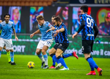 SS Lazio 'dan Ciro Immobile, İtalya LiveMedia / Fabri Stadyumu' nda FC Internazionale ile SS Lazio maçında FC Internazionale maçında FC Internazionale 'ye karşı mücadele ediyor.